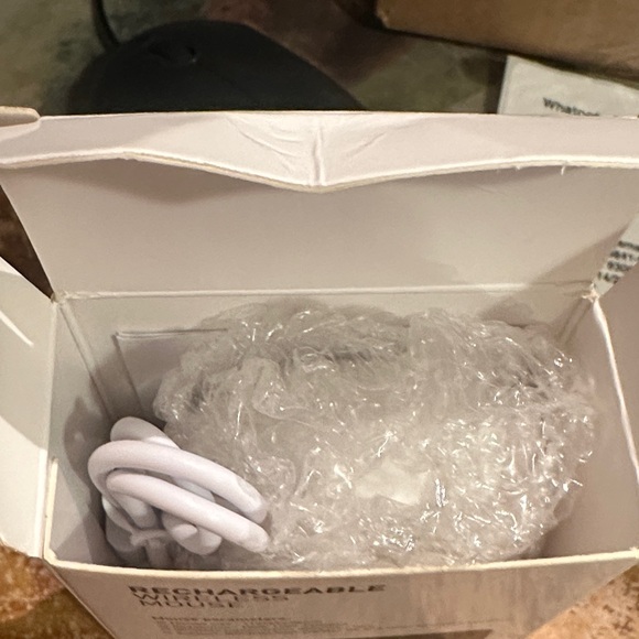 Sleek Wireless White Mouse with USB Receiver - Picture 3 of 6